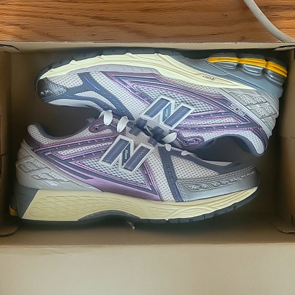 New Balance 1906r sz 8 mens sz 9.5 wom
